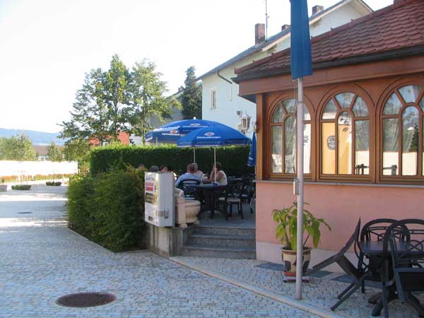 Die Café-Terrasse im Sommer