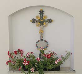 Kreuz mit Blumenschmuck